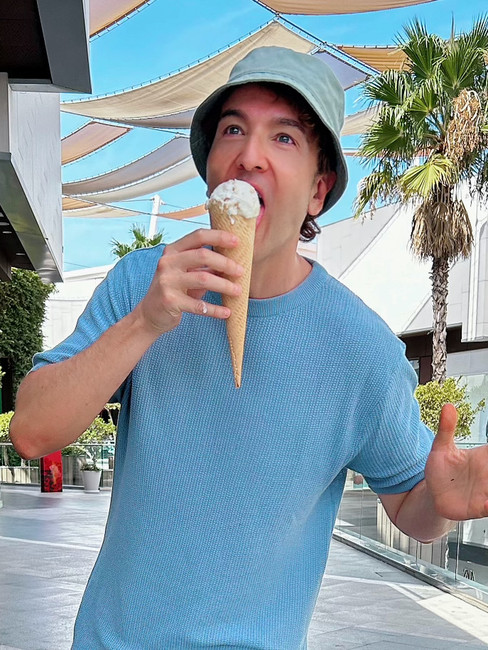 Hombre comiendo helados