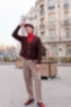 Hombre con pantalón de cintura alta