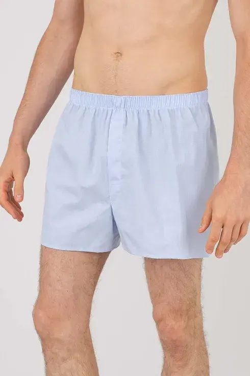 Hombre en calzoncillos boxer