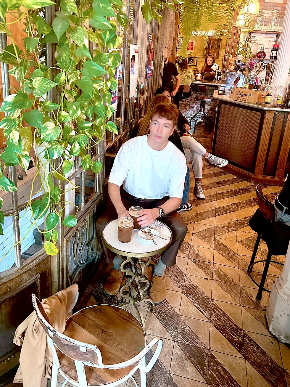 The Trendy Man bebe un coffee tonic en el Café del Art