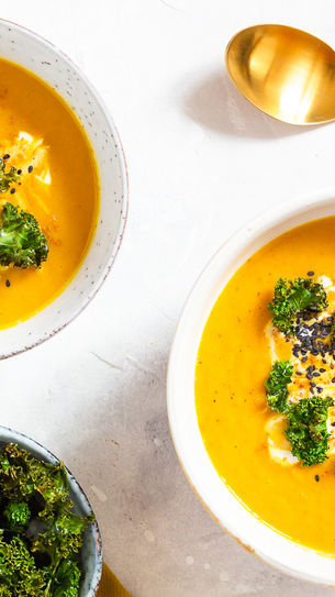 SOPA DE ZANAHORIA CON CHIPS DE COL RIZADA Y SABOR A ORIENTE