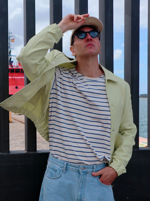 CAMISETA DE RAYAS, EL BÁSICO QUE TODO HOMBRE NECESITA ESTA PRIMAVERA (Y CÓMO LUCIRLA CON ESTILO SIN PARECER UN MARINERO)