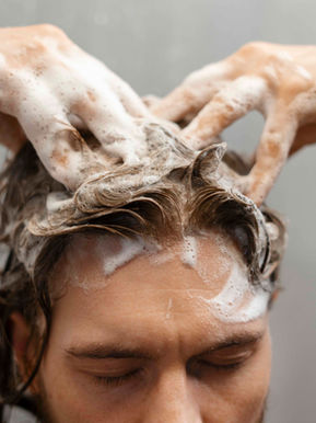 ¿TE PICA LA CABEZA? NO ES NORMAL: CAUSAS, SOLUCIONES Y HÁBITOS PREVENTIVOS PARA UN PELO SANO