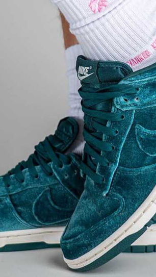 ESTAS ZAPATILLAS DE TERCIOPELO VERDE DE NIKE SON LO MÁS