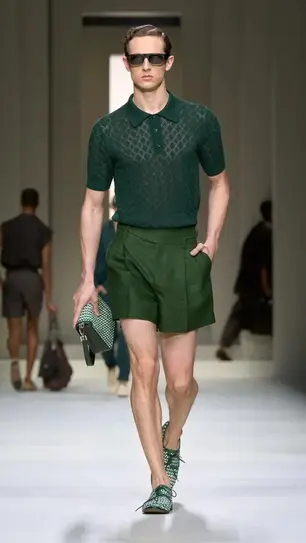 MODA MASCULINA EN VERANO, 5 CLAVES PARA NO SUDAR LA CAMISETA (NI EL ESTILO)