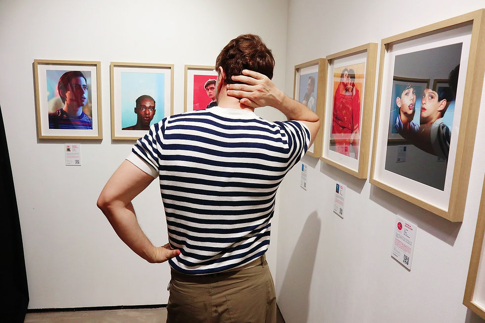 The Trendy Man viendo obras de Antonio Ufarte