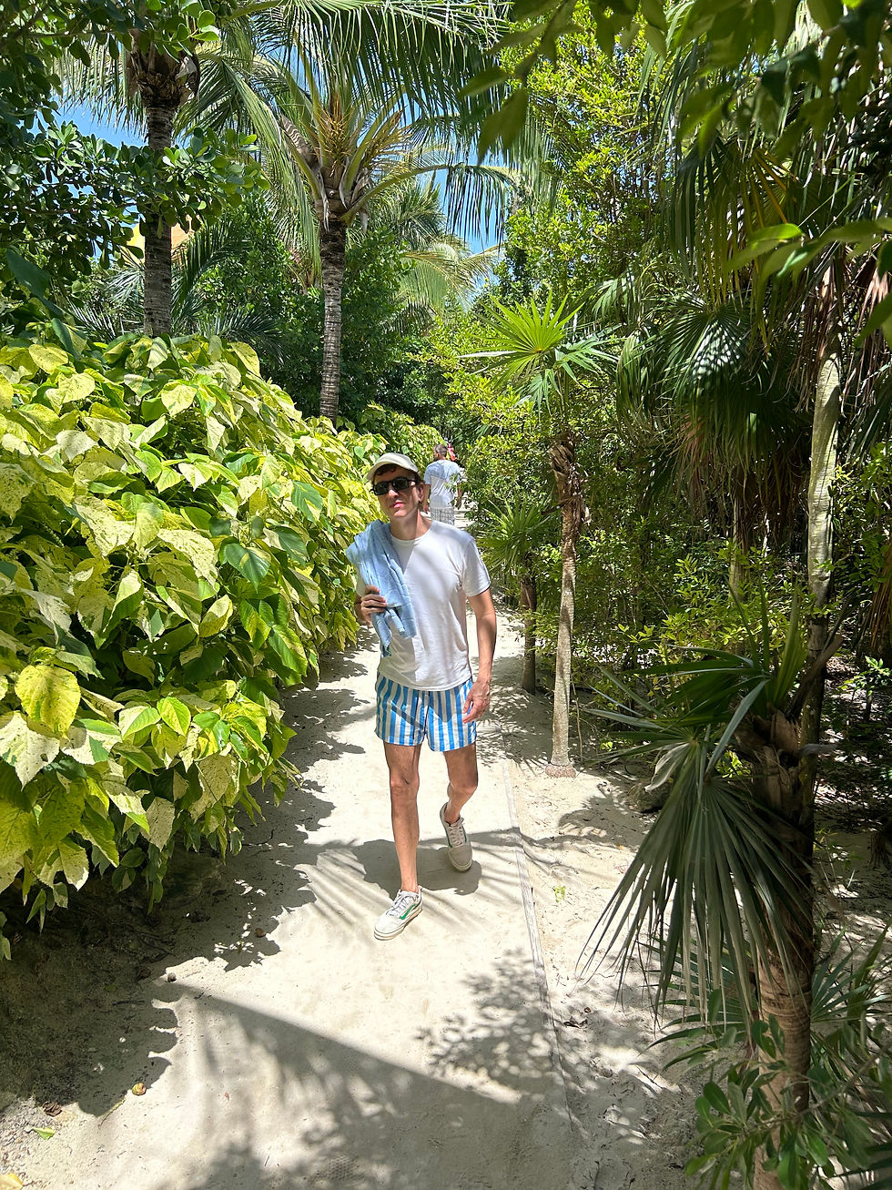 The Trendy Man caminando por CocoCay en Bahamas