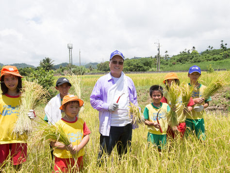 捕獲野生阿伯…竟是東森爸爸王令麟和偏鄉學童一起割稻！