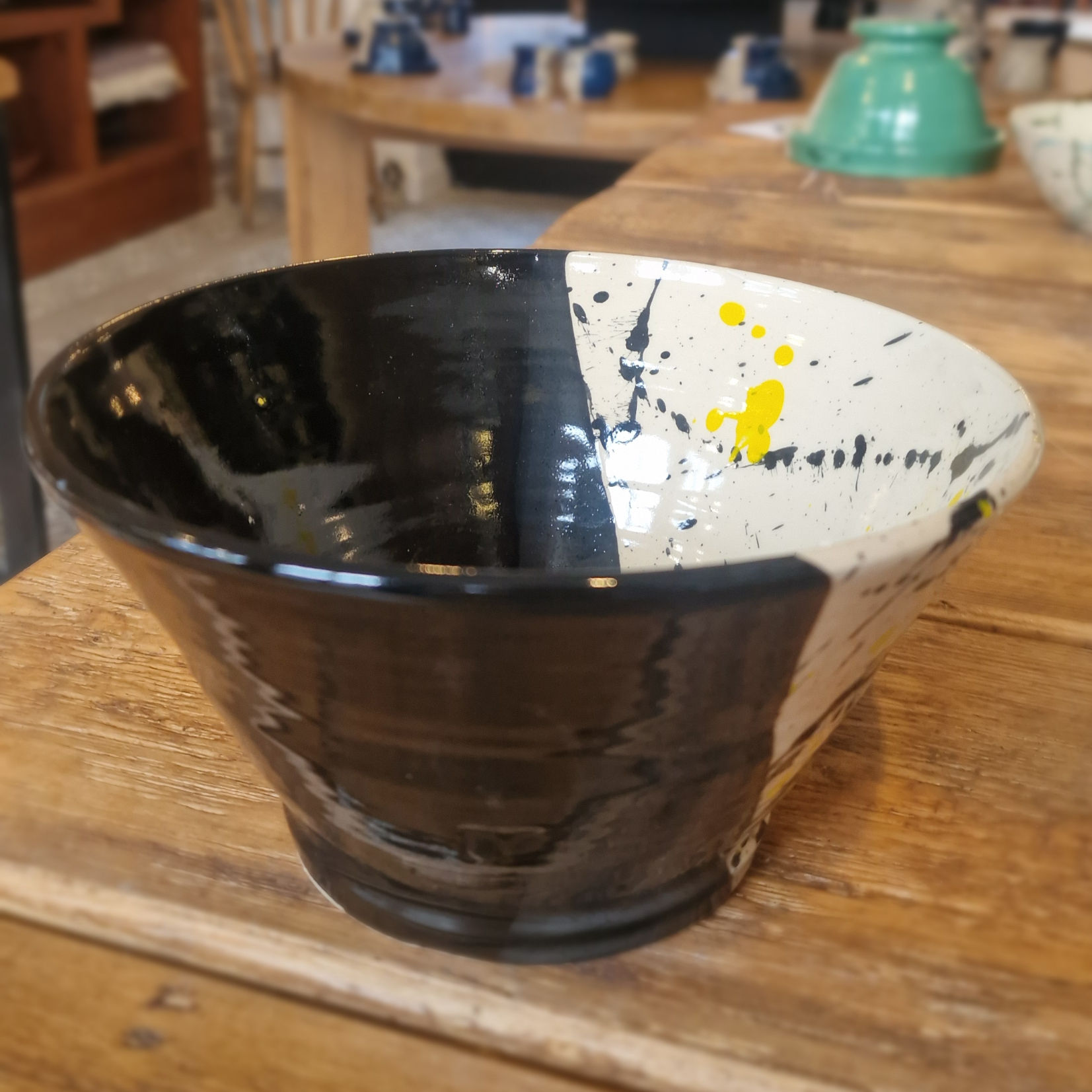 Splash/Black Medium Display Bowl