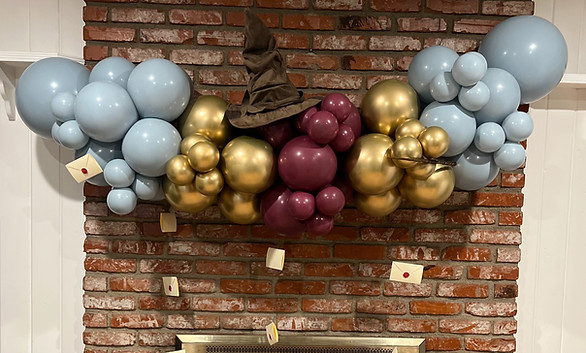 A pre-assembled Grab & Go balloon garland featuring custom color pallet.