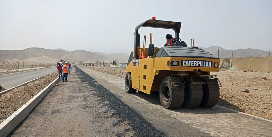 Rodillo neumatico compactando asfalto en caliente