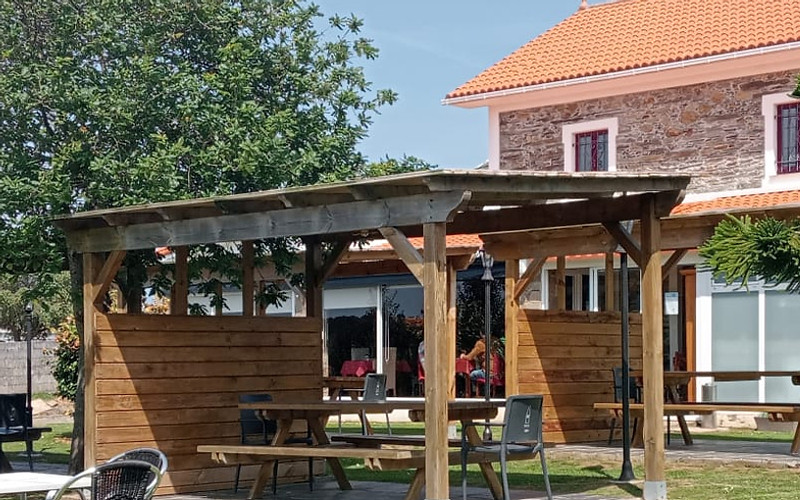 Jardín con pérgolas del restaurante Casa A Madriña, Valdoviño
