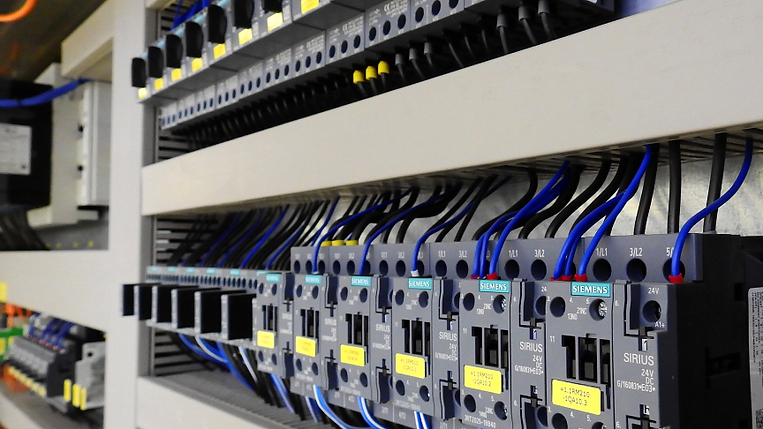 Detailaufnahme einer Elektroverteilung im Schaltschrank