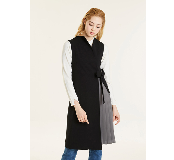 Black pleats vest