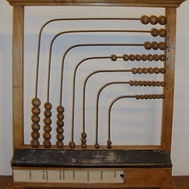 Photo d'un boulier collectif, système décimal, ardoise intégrée