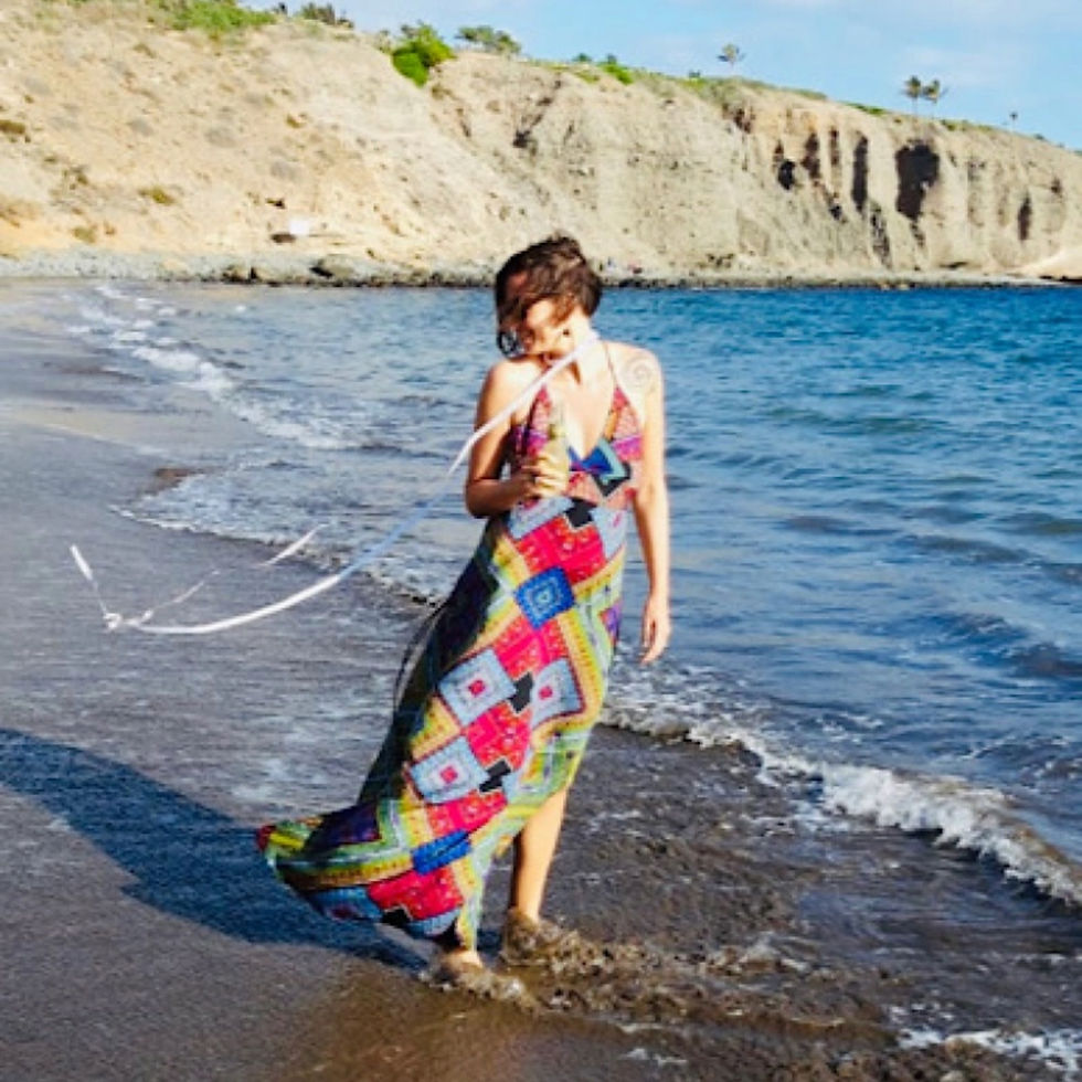Frau in langem Kleid am Strand