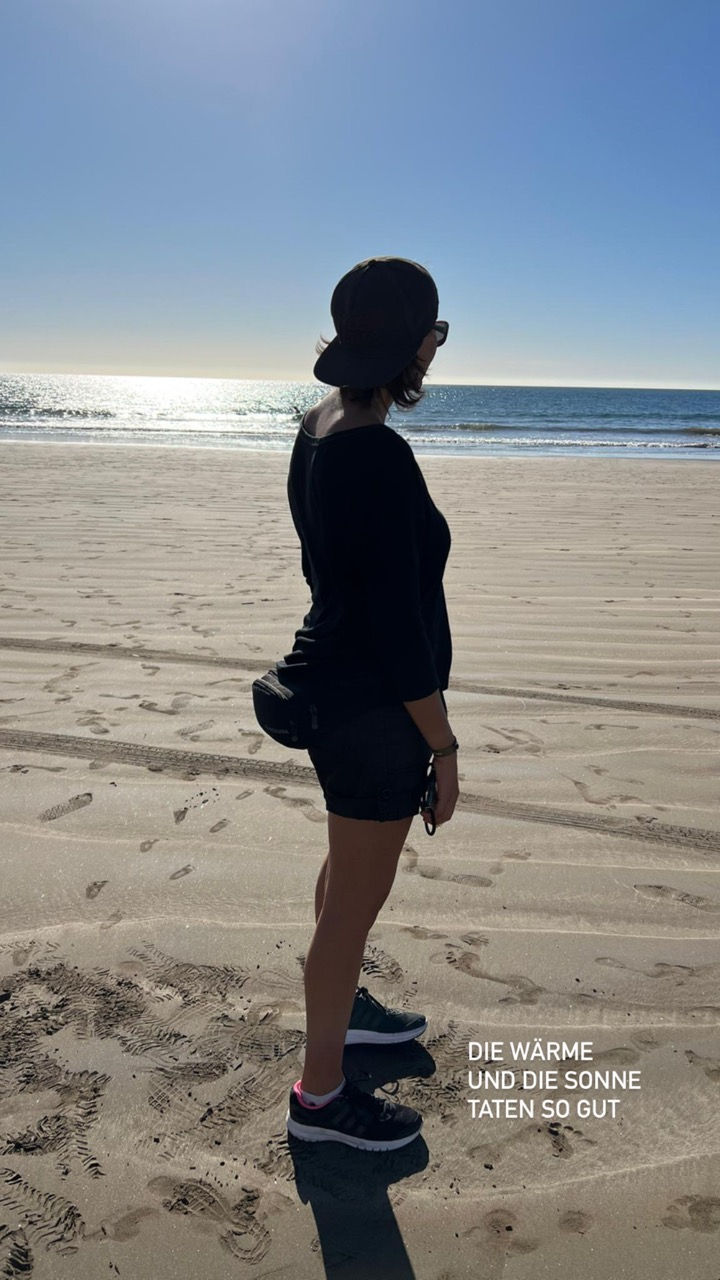 Sandra Hoppenz - Frau blickt auf's Meer