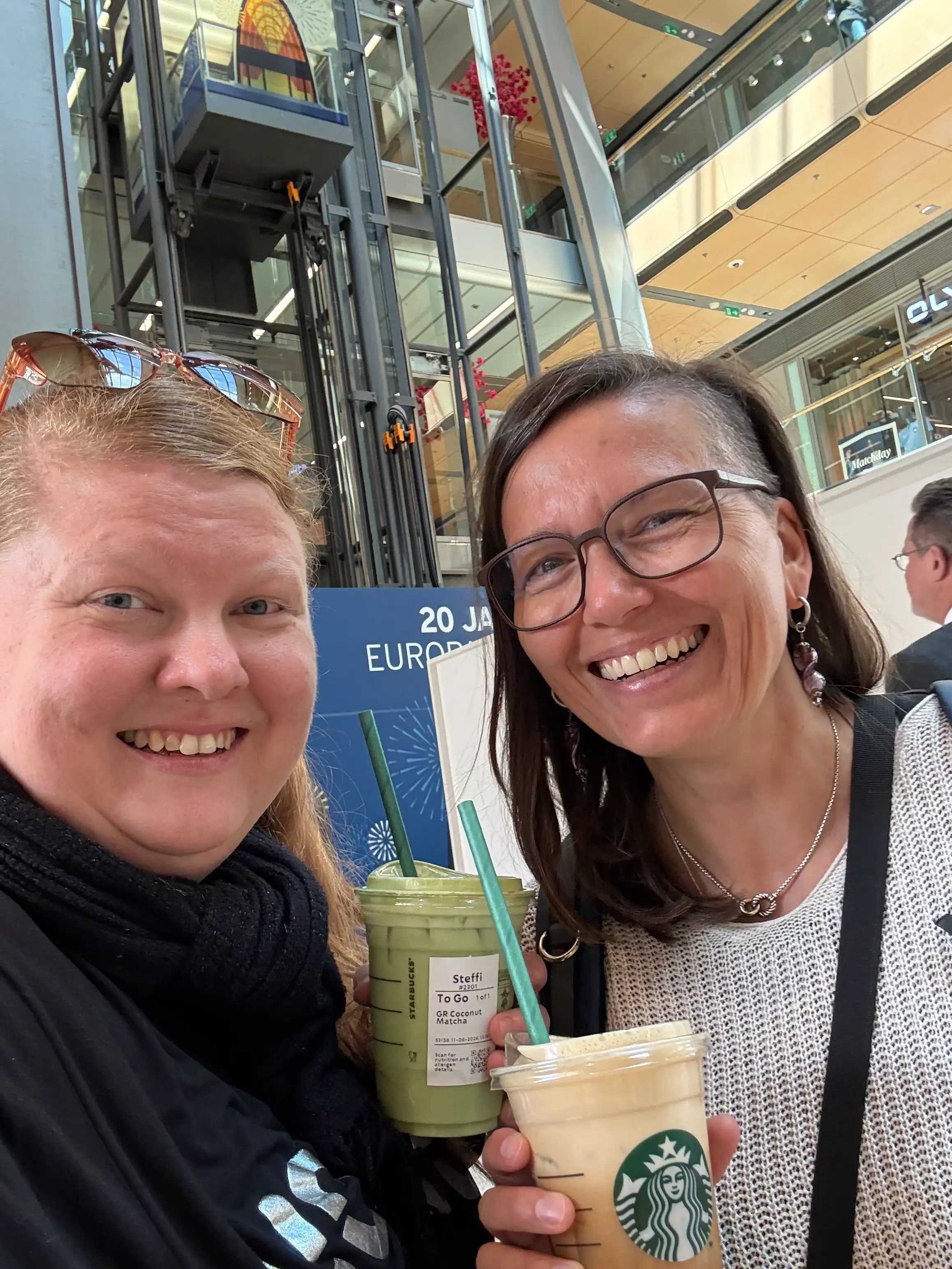 Magazin-Mentorin Steffi Schmid mit Sandra Hoppenz