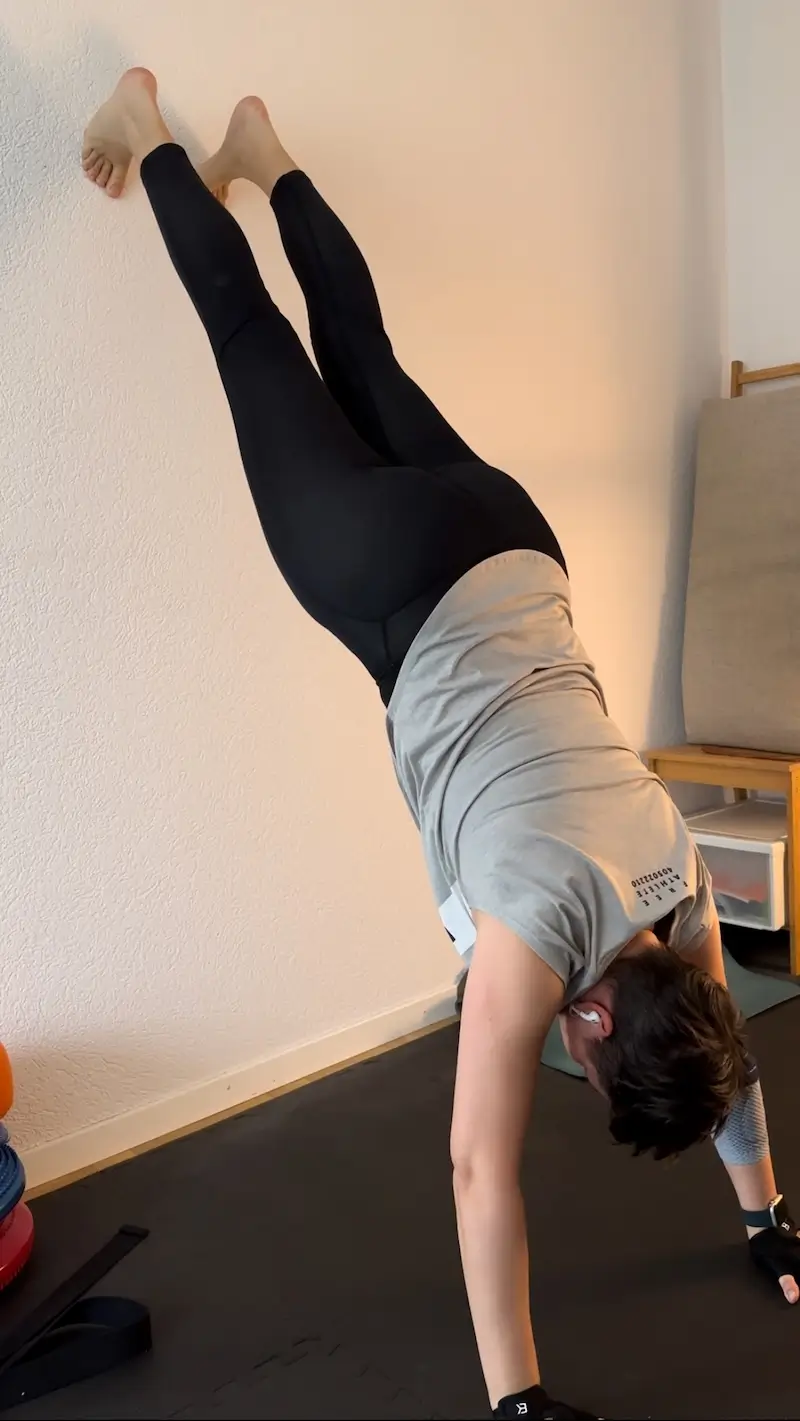 Versuch eines Handstands an der Wand