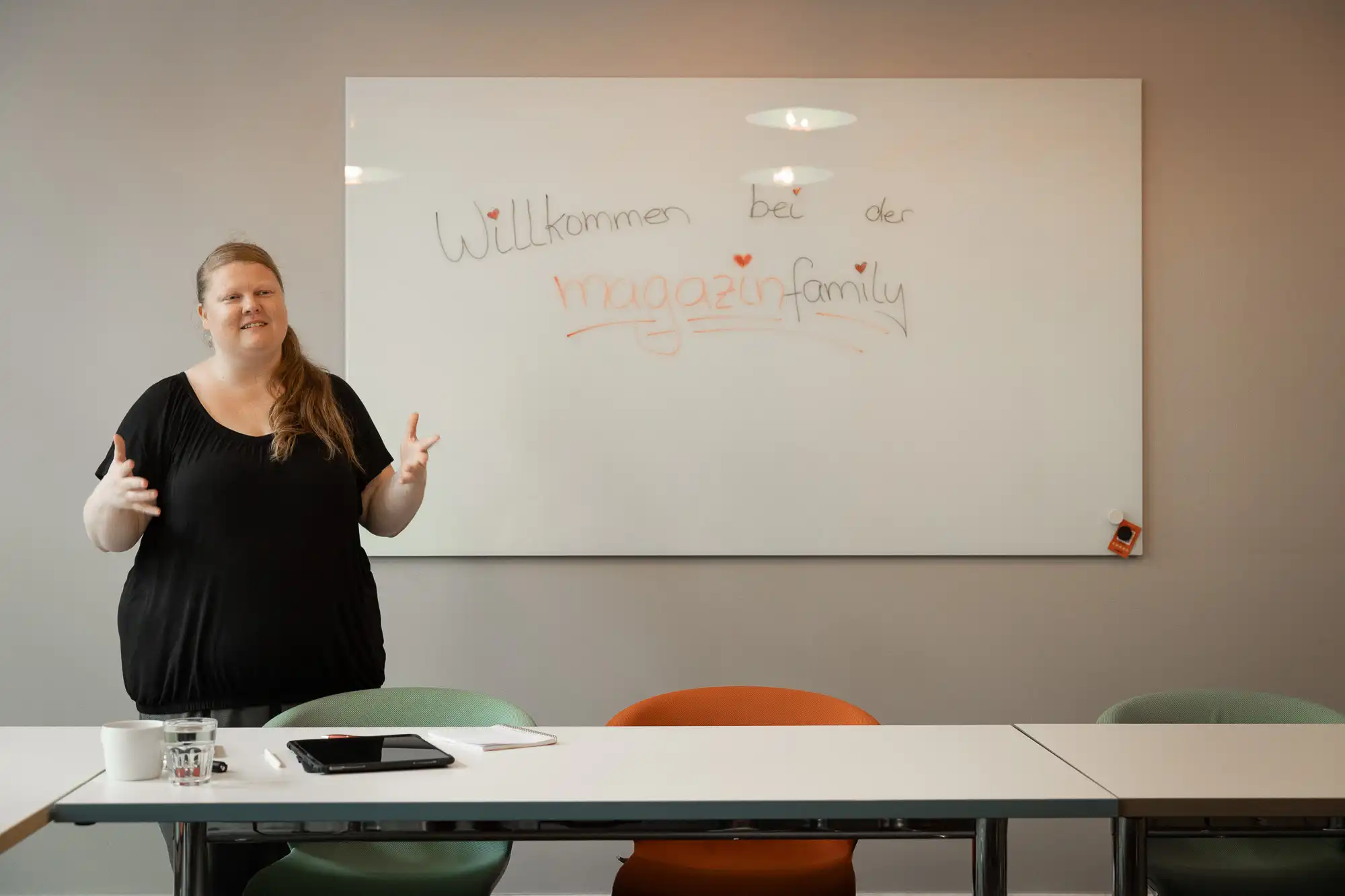 Steffi Schmid begrüsst uns im CoWorkingSpace