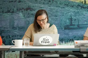 Tschüss Coaching-Lärm: Warum ich jetzt mehr Menschen erreiche, ohne eine einzige Coaching-Stunde zu verkaufen