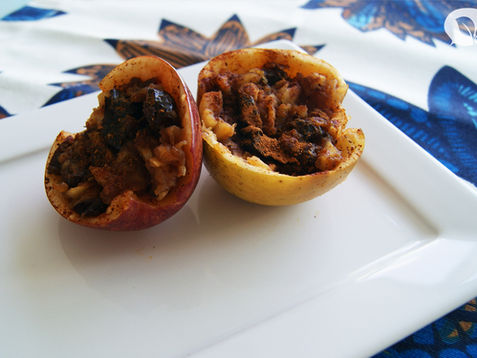 Maçã ao forno recheada com ameixa, ideal para substituir o doce após o almoço