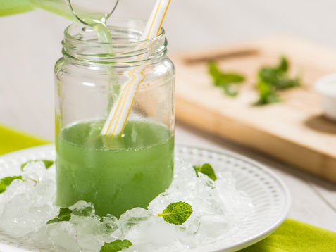 Chá verde ajuda a secar as gordurinhas e combinado com suco, fica uma delícia