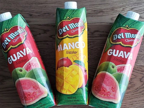 Um suco industrializado com sabor de fruta natural