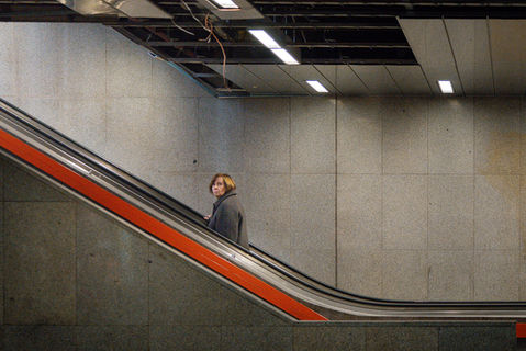 A fleeting moment on the escalator — a woman caught between motion and stillness.
The geometry of the underground turns into a quiet stage for a passing glance,
revealing beauty in the most ordinary transition.