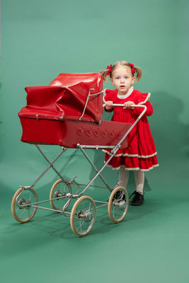 Stylizovaný kids editorial portrét dítěte s designovou rekvizitou v inscenované scéně. Foto Aneta Ježková