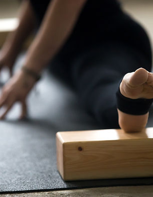 Postura de yoga con bloques