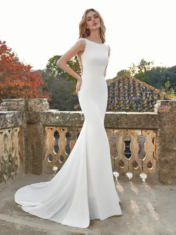 Vestido de novia liso con espalda al aire