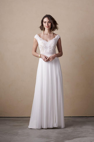 Vestido de novia sencillo y femenino, con falda en A muy ligera y fluida y un favorecedor escote.