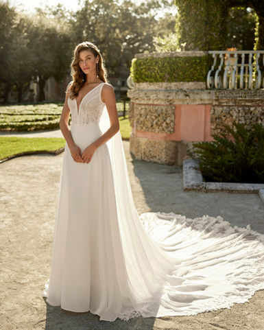 Vestido de novia con capa, liso y encaje, colección 2026, de Aire Barcelona, en Mallorca.