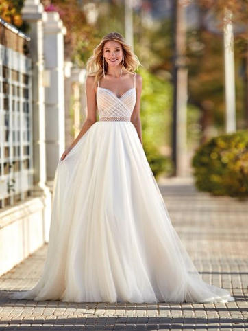 vestido de novia de tul, con falda línea A y tirantes