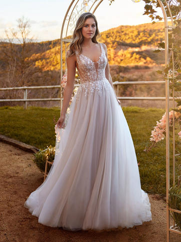 Vestido de novia corte en A y escote en V, hecho con tul sedoso