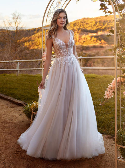 Vestido de novia corte en A y escote en V, hecho con tul sedoso