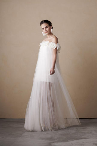 Riverside, Marylise Bridal. Original vestido de novia confeccionado en tul y con escote barco con aplicaciones de flores en relieve.