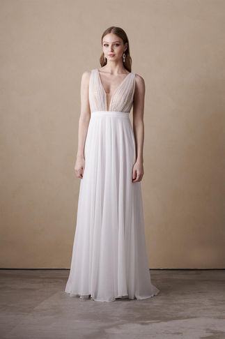 Caspar, Marylise Bridal. Sencillo vestido de novia con escote en V y falda fluida de gasa. Ligero, fino y precioso.