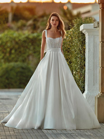 vestido de novia estilo princesa con corset con perlas