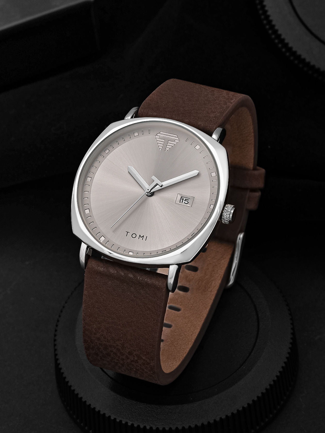 Men's minimalist, sporty and modern watch with calendar, made of leather, casual
