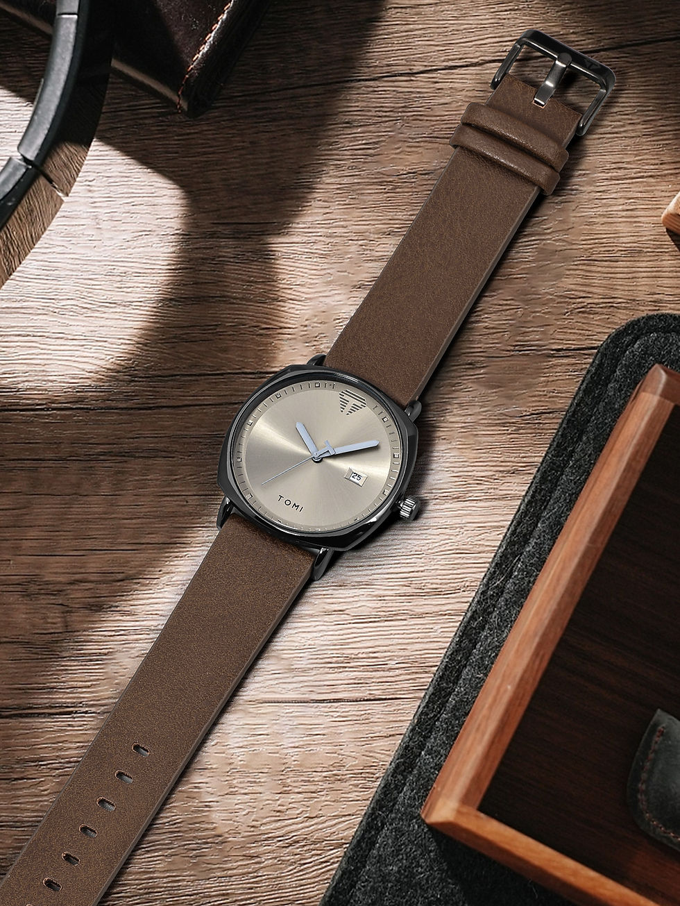 Thumbnail: Men's minimalist, sporty and modern watch with calendar, made of leather, casual