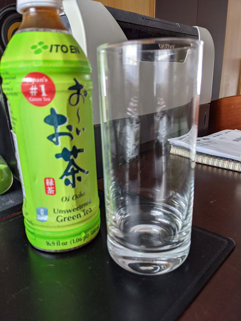 japanischen Tee bei der Arbeit trienken 