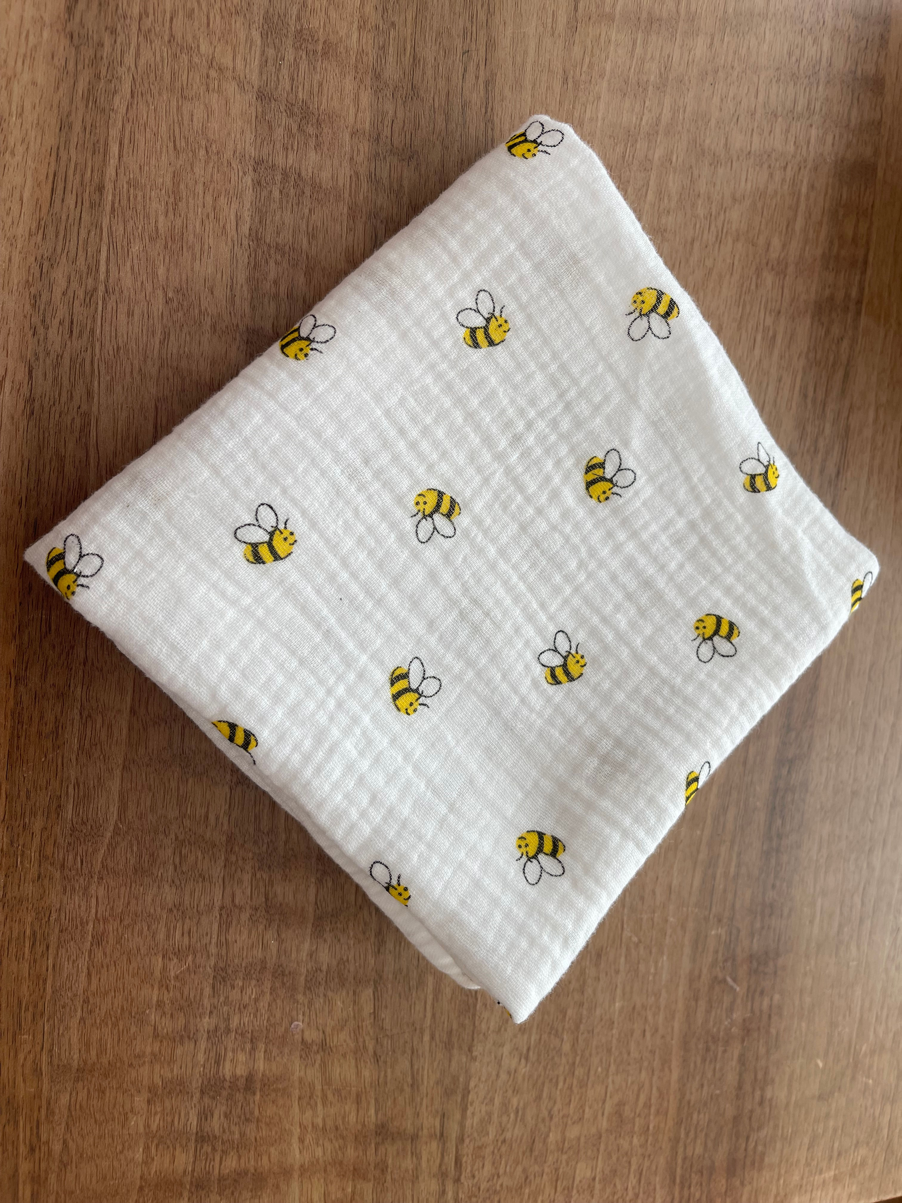 Handgemachtes Nuschi aus Baumwolle – Bienenmuster