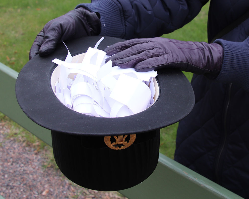 Lucky winners pulled out of a hat in Helsinki survey raffle