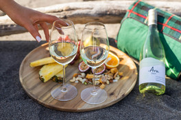 Ara Zero Sauvignon Blanc enjoyed on the beach with a vegan platter