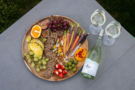 Ara Zero non-alcoholic Sauvignon Blanc with a delicious vegan-friendly platter
