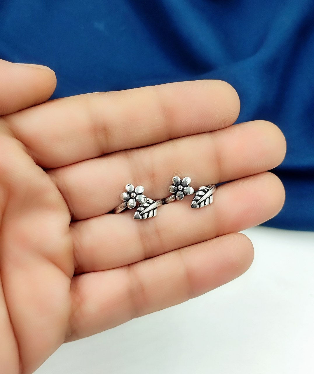 DVASU Oxidized Flower Toe Ring – Elegant Floral Design