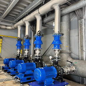 vier Elektromotoren eines modernisierten Rückkühlpumperks
