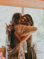 Frauen, die zusammenkommen, wachsen und heilen automatisch